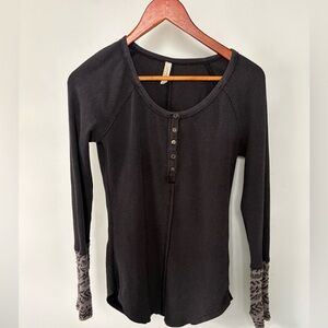 Free People Ski Lodge Cuff Thermal Henley Top Black/Gray Size Medium